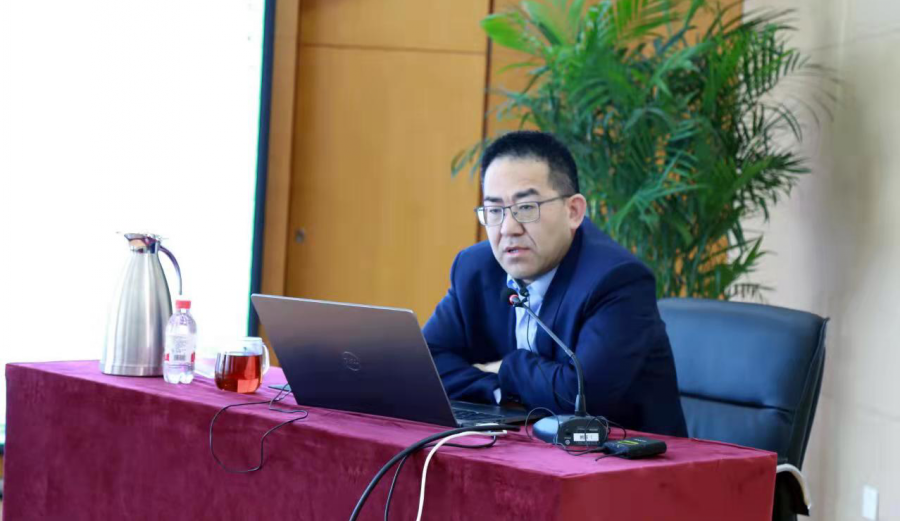 公司黨委委員、總裁李學鋒為全體干部員工進行業務培訓